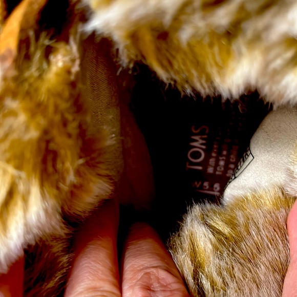 Toms size 5 1/2 suede mid boots with faux fur in excellent condition - Picture 3 of 5